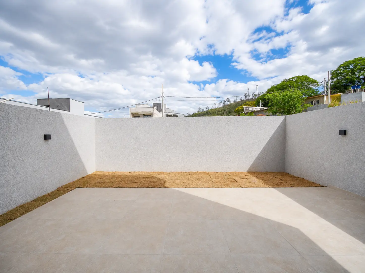 Quintal nos fundos com piso e área gramada