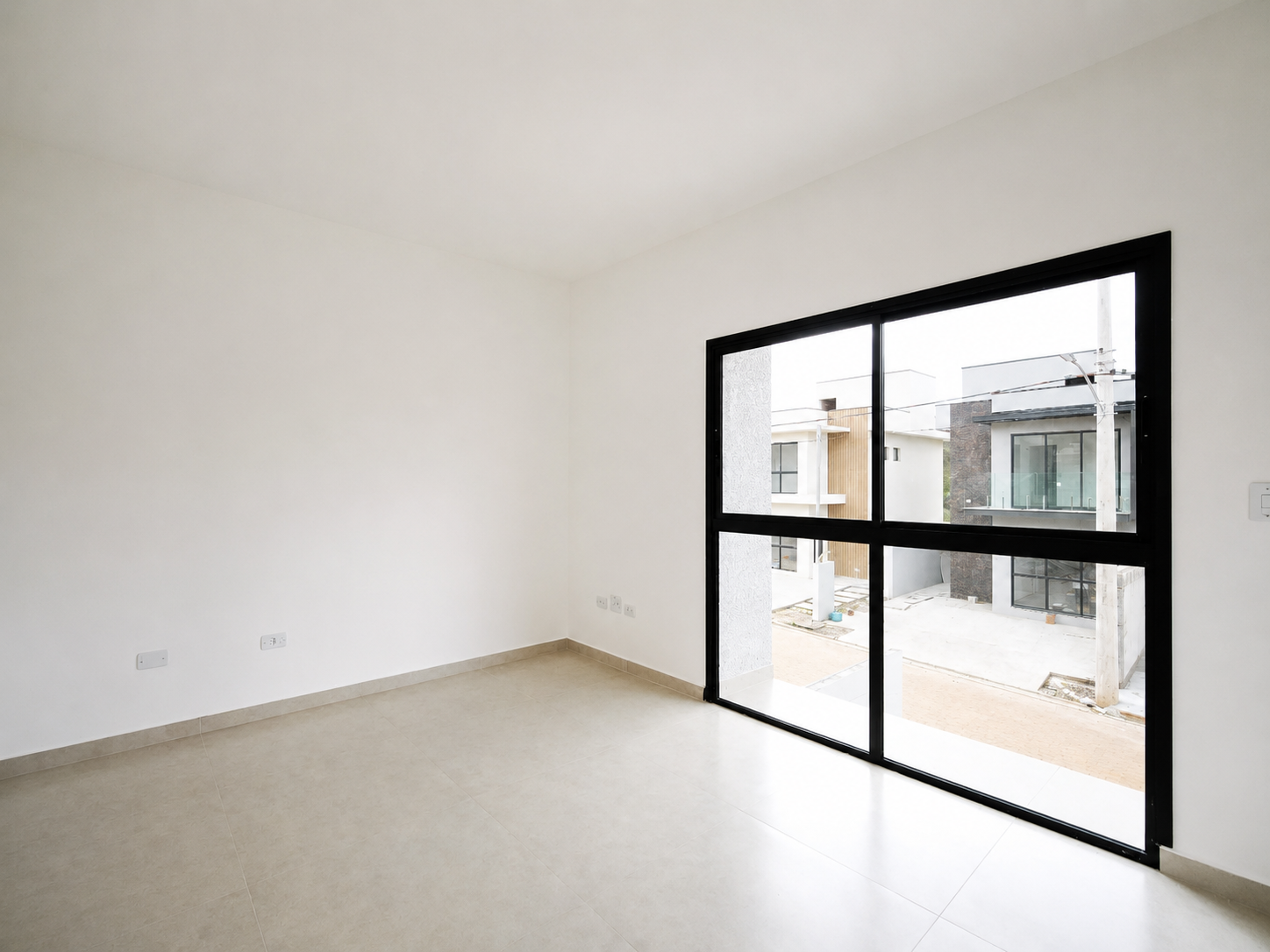 Dormitório com porta de vidro ampla e piso em porcelanato