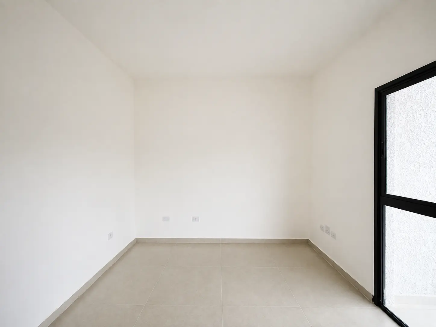 Ambiente com porta de vidro e piso em porcelanato